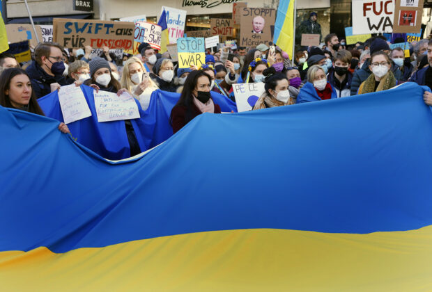 5000 Menschen demonstrieren in Düsseldorf gegen den russischen Angriff auf die Ukraine.