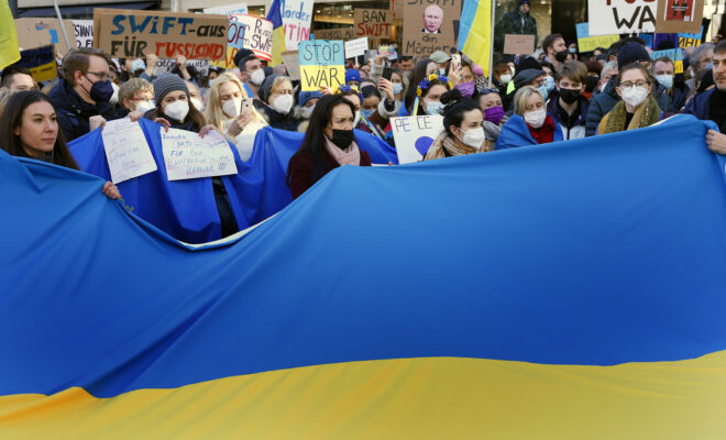 5000 Menschen demonstrieren in Düsseldorf gegen den russischen Angriff auf die Ukraine.