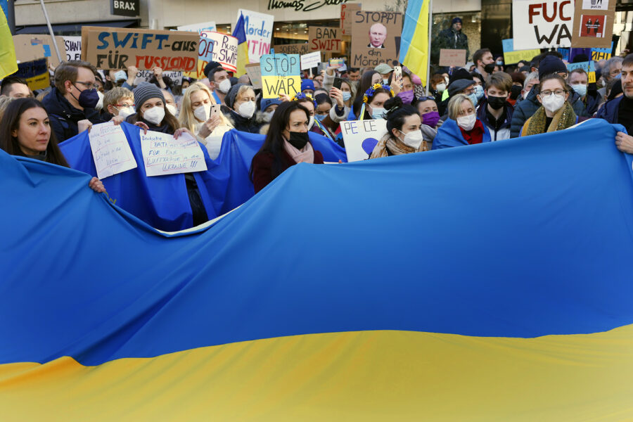 5000 Menschen demonstrieren in Düsseldorf gegen den russischen Angriff auf die Ukraine.