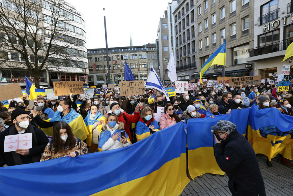 5000 Menschen demonstrieren in Düsseldorf gegen den russischen Angriff auf die Ukraine.