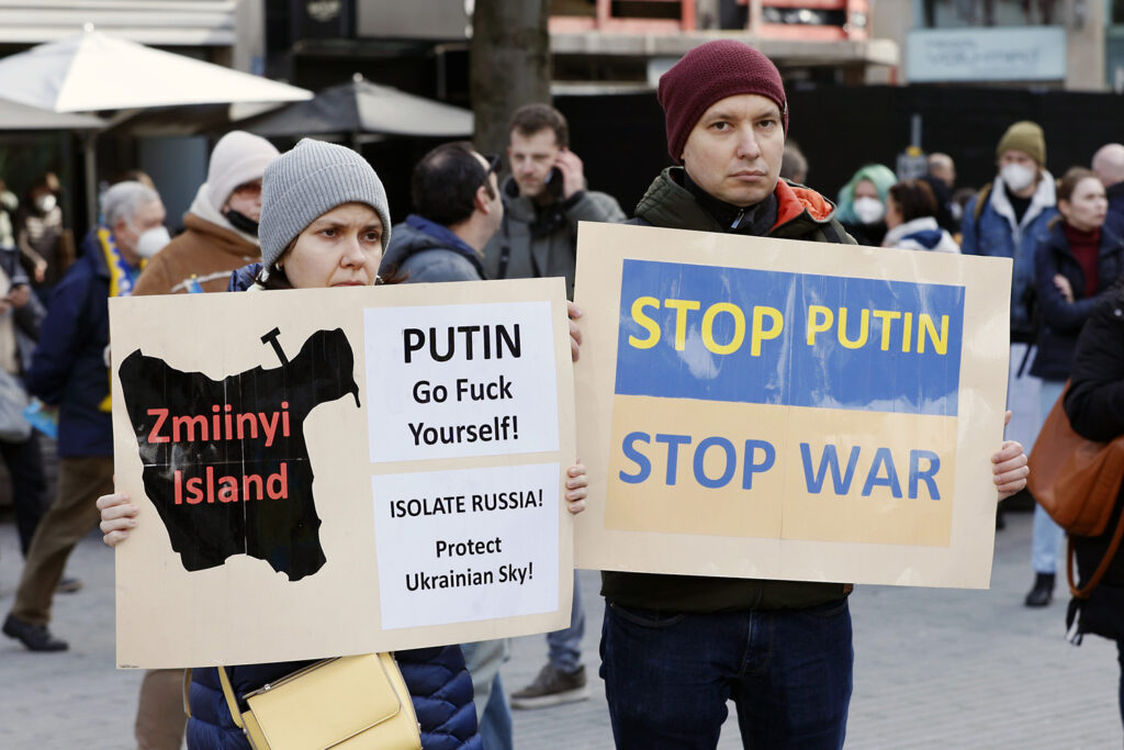 5000 Menschen demonstrieren in Düsseldorf gegen den russischen Angriff auf die Ukraine.