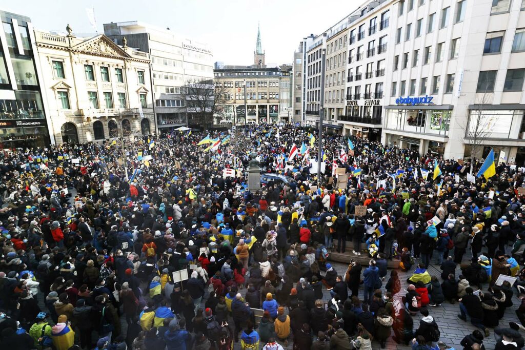 5000 Menschen demonstrieren in Düsseldorf gegen den russischen Angriff auf die Ukraine.