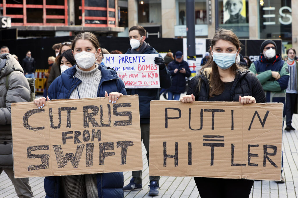 5000 Menschen demonstrieren in Düsseldorf gegen den russischen Angriff auf die Ukraine.