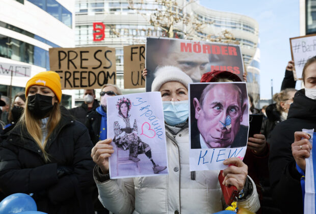 5000 Menschen demonstrieren in Düsseldorf gegen den russischen Angriff auf die Ukraine.