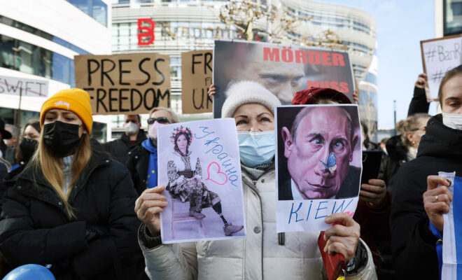 5000 Menschen demonstrieren in Düsseldorf gegen den russischen Angriff auf die Ukraine.
