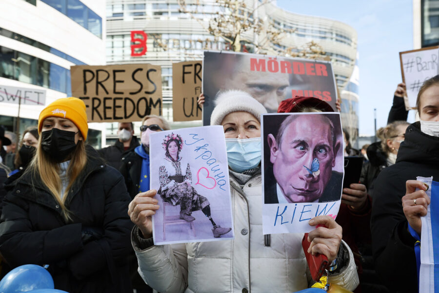 5000 Menschen demonstrieren in Düsseldorf gegen den russischen Angriff auf die Ukraine.