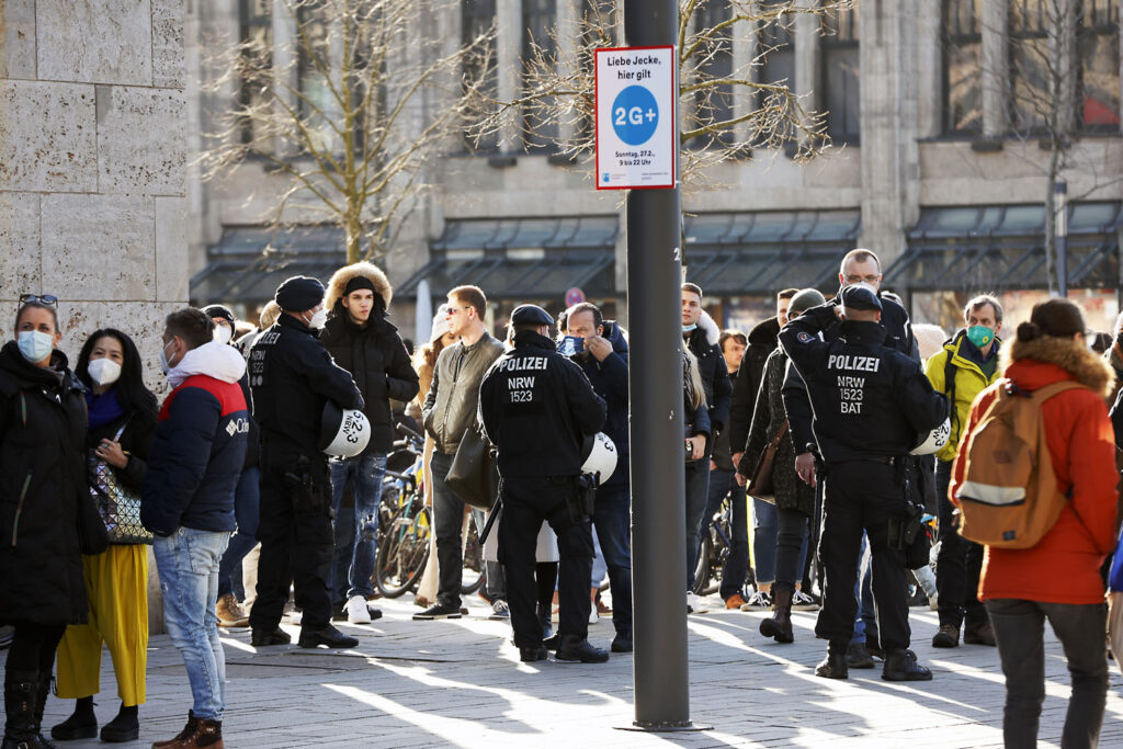 5000 Menschen demonstrieren in Düsseldorf gegen den russischen Angriff auf die Ukraine.