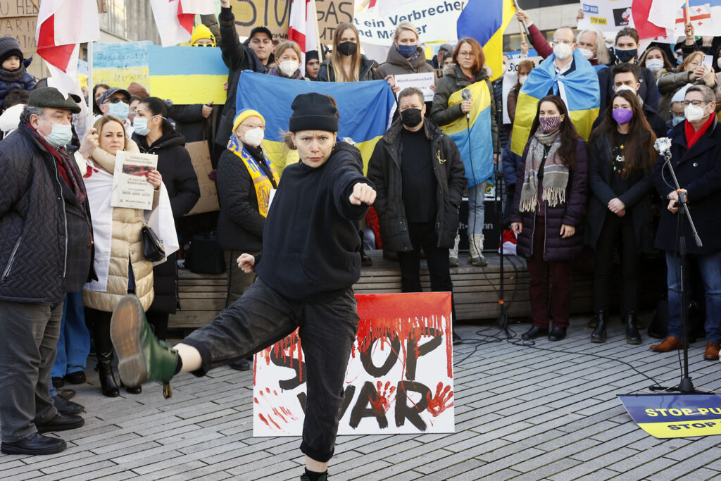 5000 Menschen demonstrieren in Düsseldorf gegen den russischen Angriff auf die Ukraine.