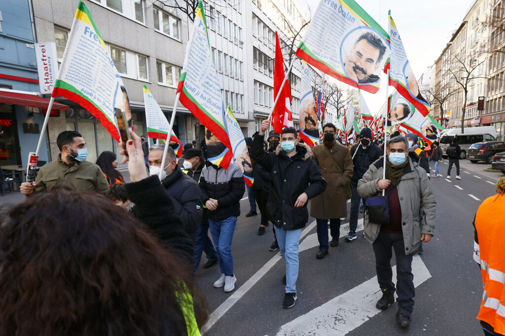 Kurden demonstrieren in Düsseldorf für die Freilassung von Abdullah Öcalan