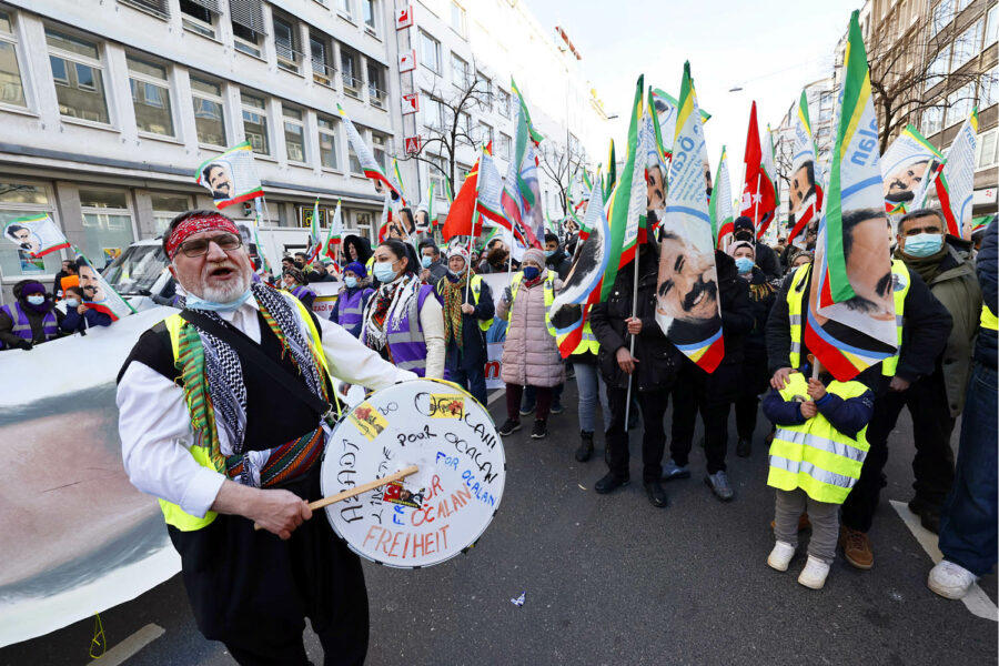 Kurden demonstrieren in Düsseldorf für die Freilassung von Abdullah Öcalan
