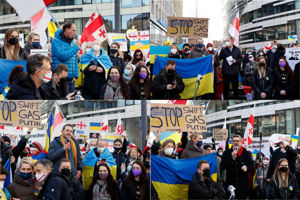 5000 Menschen demonstrieren in Düsseldorf gegen den russischen Angriff auf die Ukraine.