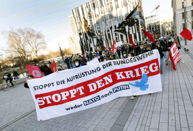 Protest gegen Putin und die Aufrüstung der Bundeswehr in Düsseldorf