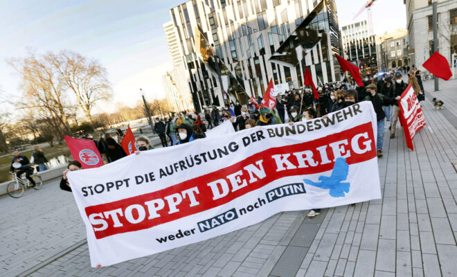 Protest gegen Putin und die Aufrüstung der Bundeswehr in Düsseldorf