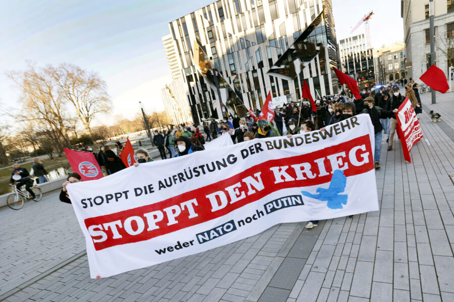 Protest gegen Putin und die Aufrüstung der Bundeswehr in Düsseldorf