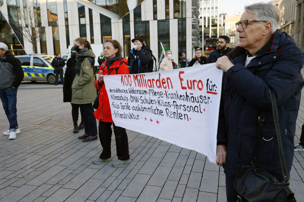 Protest gegen Putin und die Aufrüstung der Bundeswehr in Düsseldorf