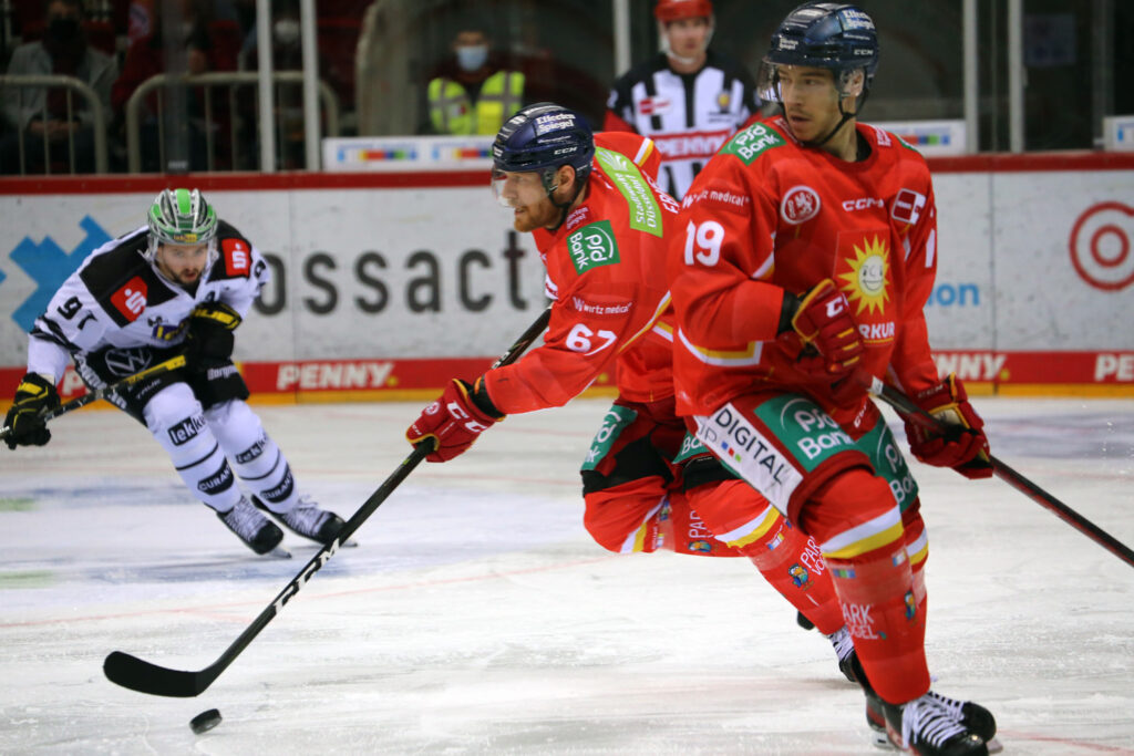 Die DEG Düsseldorf gewinnt am Freitagabend (11.3.) mit 4:1 gegen die Krefeld Pinguine.