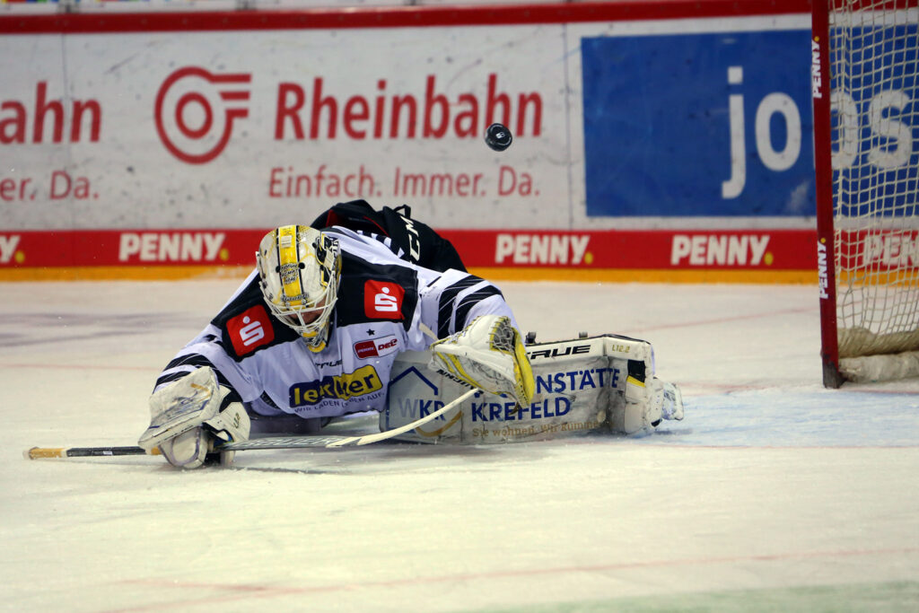 Die DEG Düsseldorf gewinnt am Freitagabend (11.3.) mit 4:1 gegen die Krefeld Pinguine.