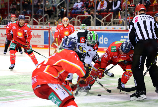 Die DEG Düsseldorf gewinnt am Freitagabend (11.3.) mit 4:1 gegen die Krefeld Pinguine.