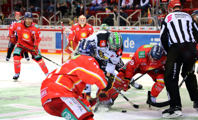 Die DEG Düsseldorf gewinnt am Freitagabend (11.3.) mit 4:1 gegen die Krefeld Pinguine.