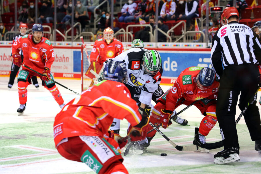 Die DEG Düsseldorf gewinnt am Freitagabend (11.3.) mit 4:1 gegen die Krefeld Pinguine.