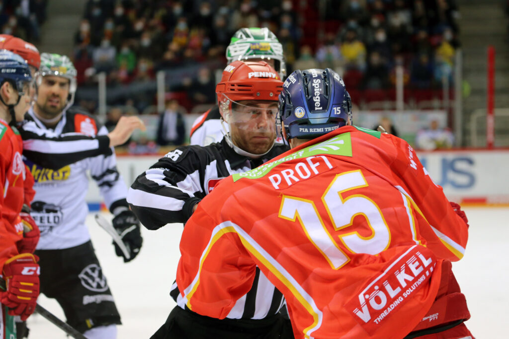 Die DEG Düsseldorf gewinnt am Freitagabend (11.3.) mit 4:1 gegen die Krefeld Pinguine.