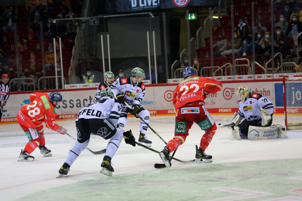 Die DEG Düsseldorf gewinnt am Freitagabend (11.3.) mit 4:1 gegen die Krefeld Pinguine.