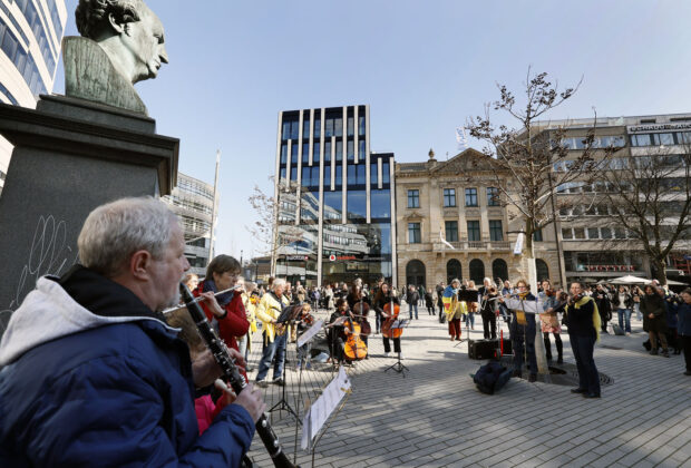 Auf dem Schadowplatz in Düsseldorf gab es einen Musiker-Flashmob. Gespielt wurde die ukrainische Nationalhymne.