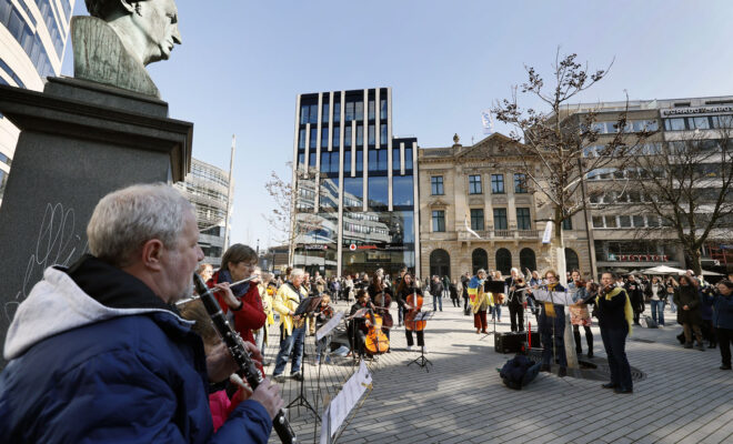 Auf dem Schadowplatz in Düsseldorf gab es einen Musiker-Flashmob. Gespielt wurde die ukrainische Nationalhymne.