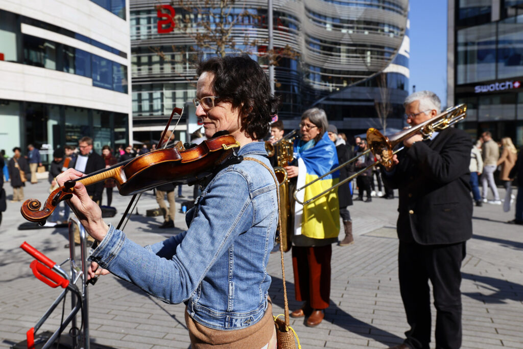 Auf dem Schadowplatz in Düsseldorf gab es einen Musiker-Flashmob. Gespielt wurde die ukrainische Nationalhymne.