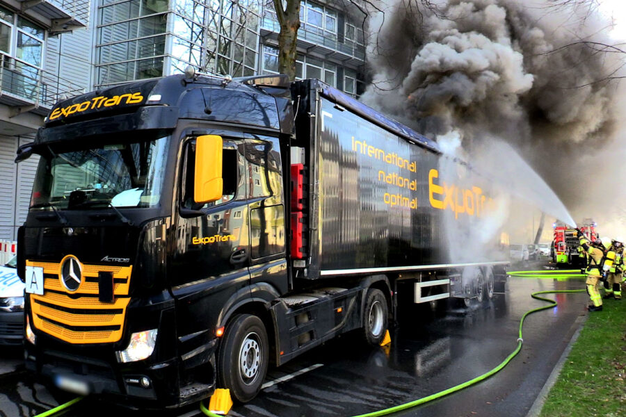 Auf der Kölner Landstraße in Düsseldorf brannte am Montag dieser Lastzug.