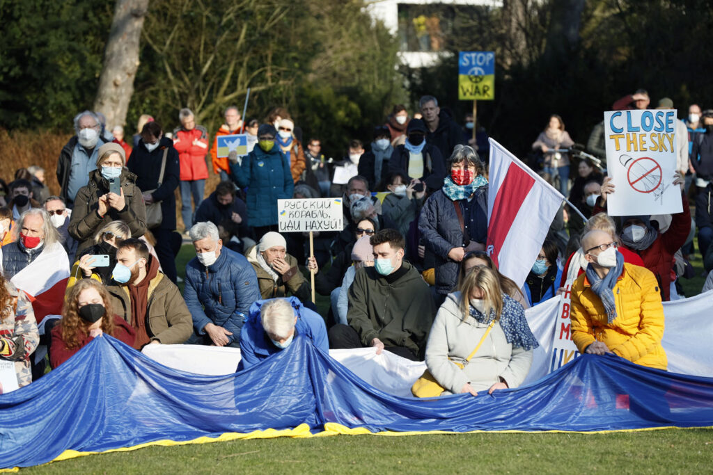 Rund 5000 Menschen protestierten am Samstag im Hofgarten von Düsseldorf gegen den russischen Angriffskrieg gegen die Ukraine.