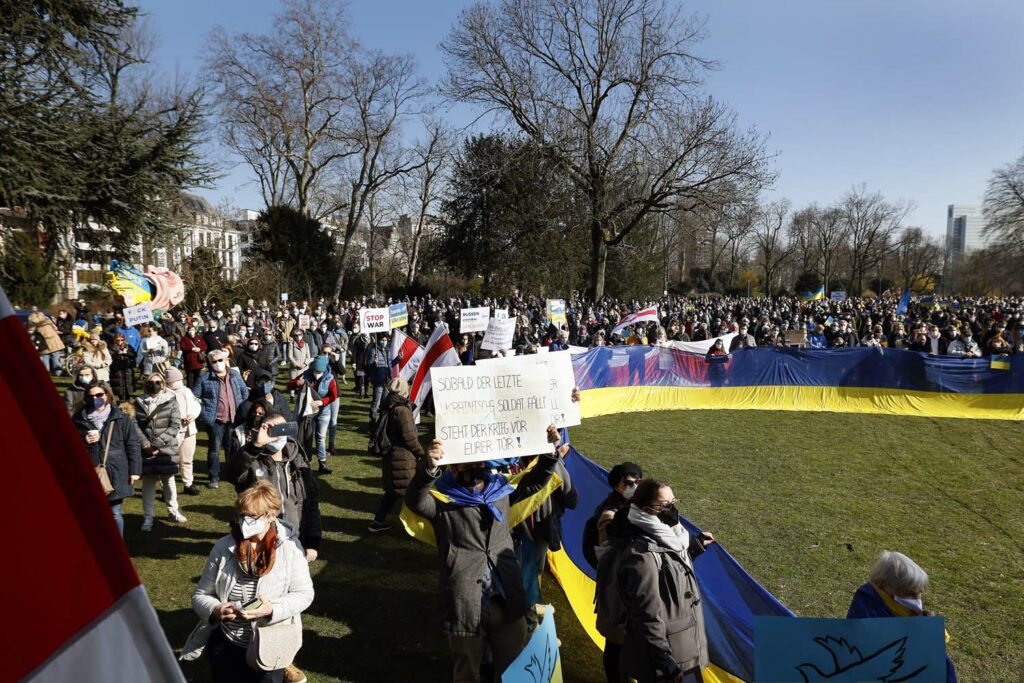 Rund 5000 Menschen protestierten am Samstag im Hofgarten von Düsseldorf gegen den russischen Angriffskrieg gegen die Ukraine.