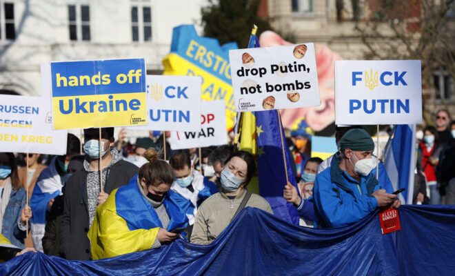 Rund 5000 Menschen protestierten am Samstag im Hofgarten von Düsseldorf gegen den russischen Angriffskrieg gegen die Ukraine.