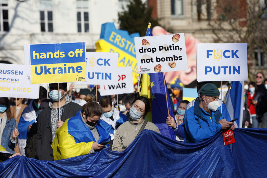 Rund 5000 Menschen protestierten am Samstag im Hofgarten von Düsseldorf gegen den russischen Angriffskrieg gegen die Ukraine.