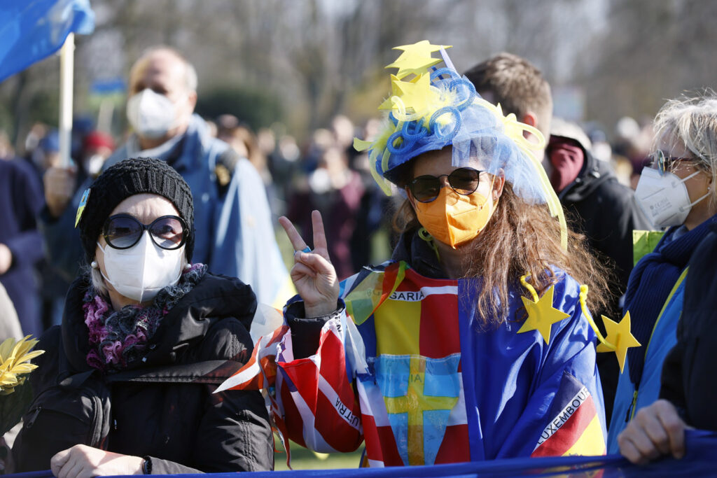 Rund 5000 Menschen protestierten am Samstag im Hofgarten von Düsseldorf gegen den russischen Angriffskrieg gegen die Ukraine.