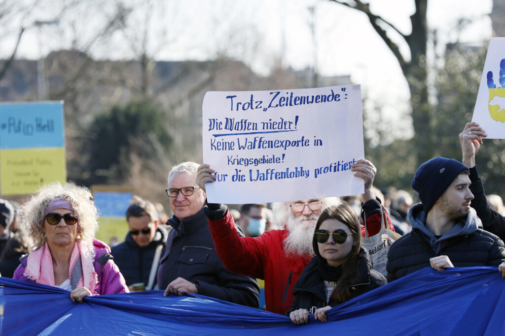 Rund 5000 Menschen protestierten am Samstag im Hofgarten von Düsseldorf gegen den russischen Angriffskrieg gegen die Ukraine.