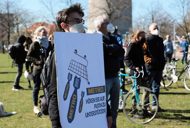 Mehrere Hundert Menschen demonstrierten am Samstag, 19. März, in Düsseldorf gegen den russischen Angriffskrieg gegen die Ukraine.