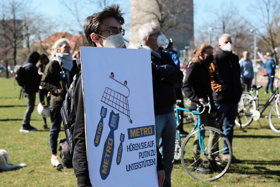 Mehrere Hundert Menschen demonstrierten am Samstag, 19. März, in Düsseldorf gegen den russischen Angriffskrieg gegen die Ukraine.