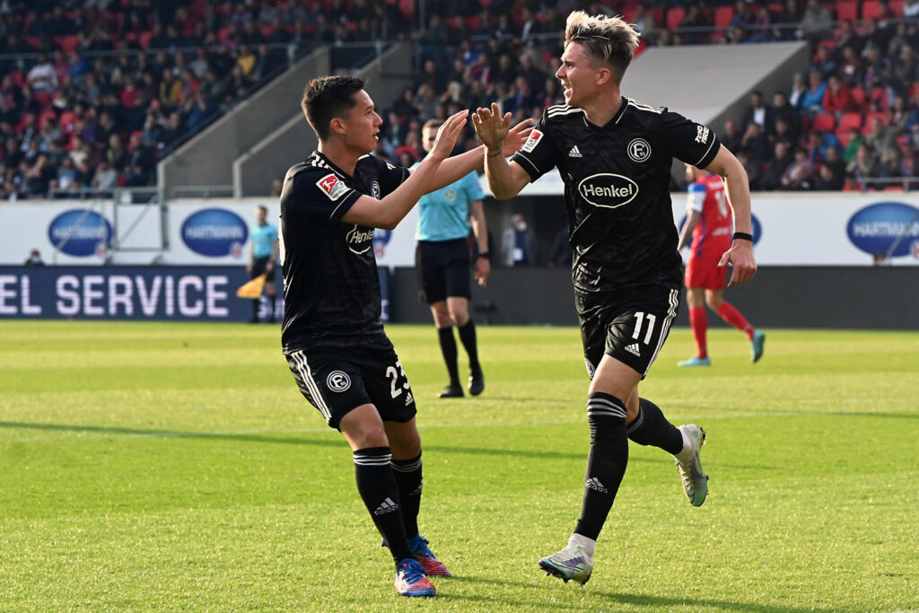 Mit einem Auswärtssieg beim 1. FC Heidenheim sicherte sich Fortuna Düsseldorf am Freitag (29.4.) den Heimsieg.