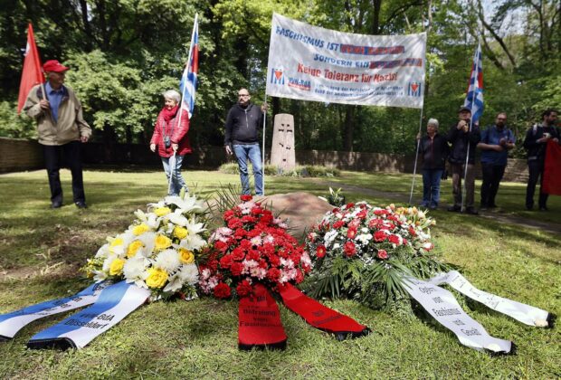Auf dem sowjetischen Ehrenfriedhof "Am Gallberg" gedachten rund 50 Teilnehmende am 8. Mai den hier ruhenden rund 1500 sowjetischen Zwangsarbeitern.