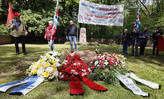 Auf dem sowjetischen Ehrenfriedhof "Am Gallberg" gedachten rund 50 Teilnehmende am 8. Mai den hier ruhenden rund 1500 sowjetischen Zwangsarbeitern.