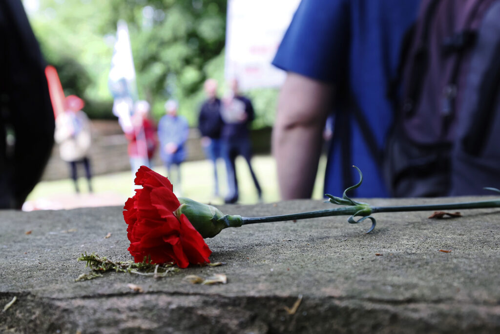 Auf dem sowjetischen Ehrenfriedhof "Am Gallberg" gedachten rund 50 Teilnehmende am 8. Mai den hier ruhenden rund 1500 sowjetischen Zwangsarbeitern.