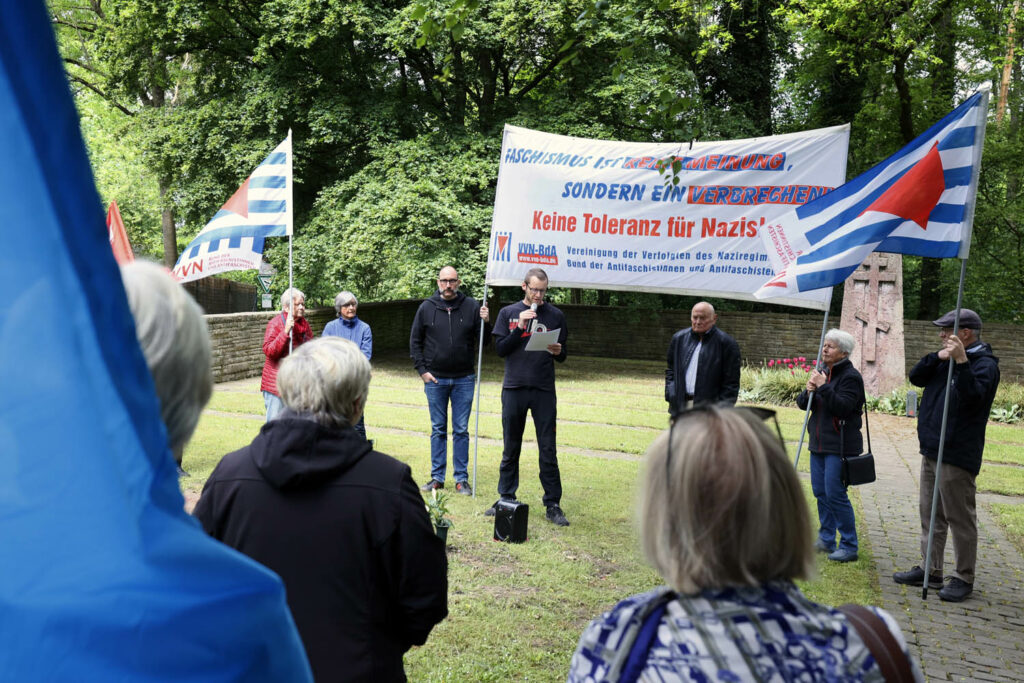 Auf dem sowjetischen Ehrenfriedhof "Am Gallberg" gedachten rund 50 Teilnehmende am 8. Mai den hier ruhenden rund 1500 sowjetischen Zwangsarbeitern.