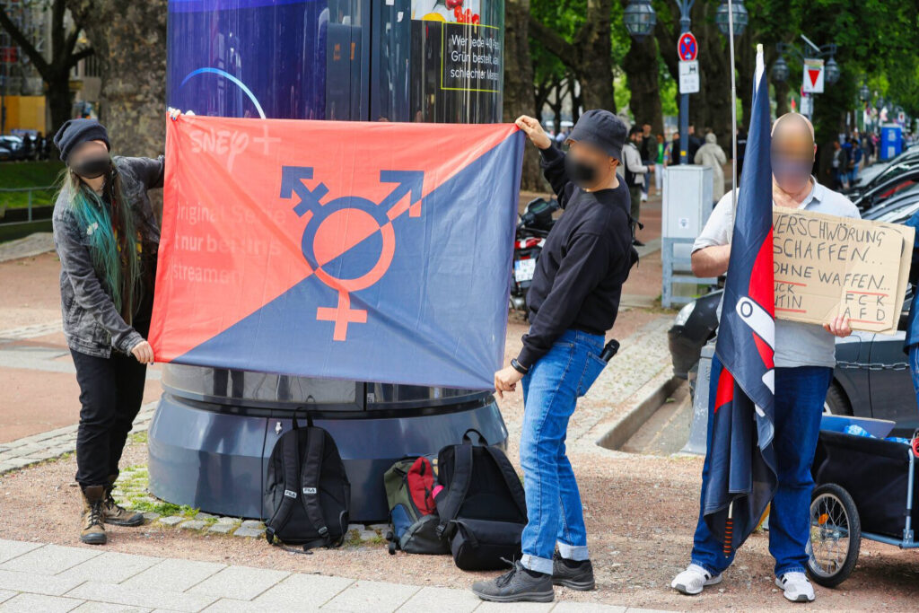 Gegenprotest gegen Demo von knapp 250 Menschen, die in Düsseldorf gegen Coronamaßnahmen und die Unterstützung der Ukraine im Krieg gegen Russland protestierten.