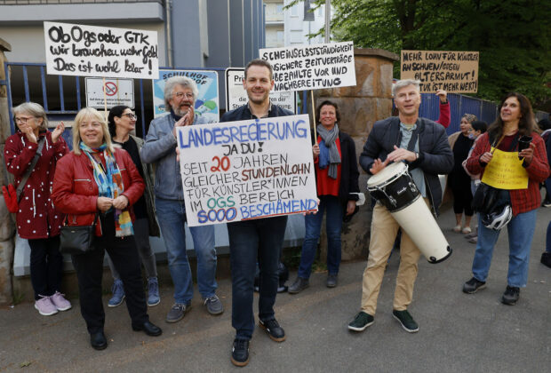 OGS-Kräfte protestieren in Düsseldorf gegen unsichere Verträge und niedrige Honorare.