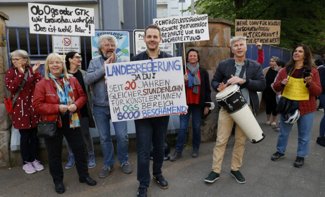 OGS-Kräfte protestieren in Düsseldorf gegen unsichere Verträge und niedrige Honorare.