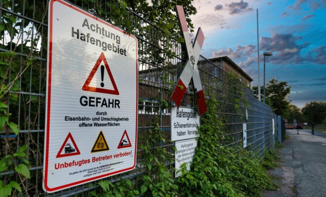 Über die Zukunft des Reisholzer Hafens in Düsseldorf wird seit langem gestritten.