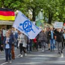 Gegenprotest gegen Demo von knapp 250 Menschen, die in Düsseldorf gegen Coronamaßnahmen und die Unterstützung der Ukraine im Krieg gegen Russland protestierten.