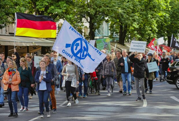 Gegenprotest gegen Demo von knapp 250 Menschen, die in Düsseldorf gegen Coronamaßnahmen und die Unterstützung der Ukraine im Krieg gegen Russland protestierten.