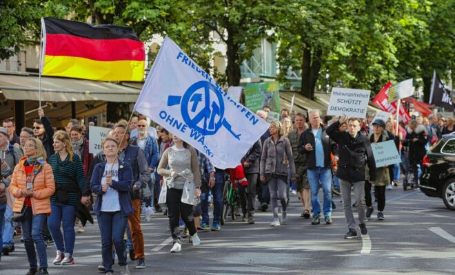 Gegenprotest gegen Demo von knapp 250 Menschen, die in Düsseldorf gegen Coronamaßnahmen und die Unterstützung der Ukraine im Krieg gegen Russland protestierten.